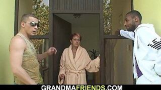 Сексуальная бабушка сразу глотает черные и белые члены - порно видео