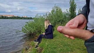 Мужик-эксгибиционист увидел одинокую девушку на природе и достал свой член перед ней и стал мастурбировать член перед незнакомой красоткой, он рискует напугать ее, но она любит смотреть на большой мужской член и хочет увидеть его кончил - порно видео