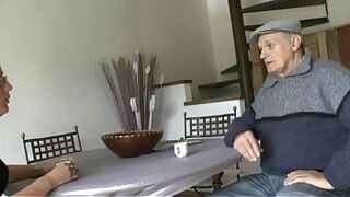 Молодую женщину-блондинку трахнули в анал в тройничке с папой в любительском видео - порно видео