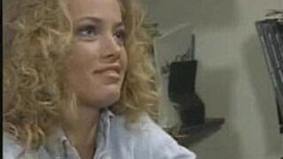 Лидия удовлетворяет своего босса в офисе - порно видео