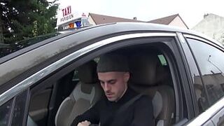 Габриэлла, хорошая клиентка-нимфоманка для нуждающегося таксиста! - порно видео