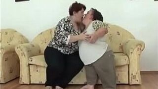 Карлик-лесбиянка ублажает бабушку-толстушку - порно видео