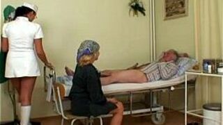 Брачная медсестра устраивает шоу - порно видео