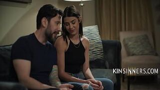 Сводный дядя заставляет мою киску дрожать - порно видео