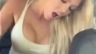 Горячая блондинка трахается на заднем сиденье - порно видео