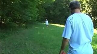 Великолепной юной красотке совершеннолетия жестко отшпилил бритую пизду старый хуй - порно видео