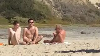 Парней застукали за дрочкой на нудистском пляже - порно видео