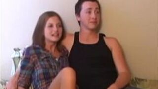 Классическая дебютантка, жаренная в трио в стиле ретро - порно видео