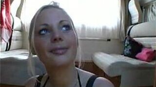 Блондинка с гигантскими сиськами за хороший минет! - порно видео