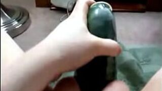 Киска растянута огромным надувным дилдо - порно видео