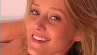 Горячая сексуальная девушка с красивой киской мастурбирует - порно видео