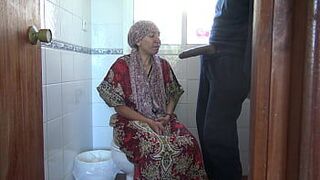 Возбужденная турецкая жена-рогоносец-мусульманка занимается сексом в общественном туалете с американским солдатом - порно видео