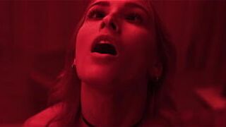 Девушка занимается интенсивным лесбийским сексом с соседкой по комнате и рожает свой вор-трейлер - порно видео